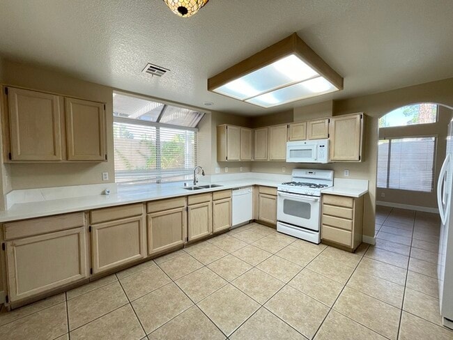 Building Photo - Carry Over Showing: This property has been...