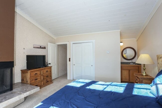 Building Photo - Walk to Main St and Gondola! Furnished! In unit sauna and amenities! Flexible lease terms!