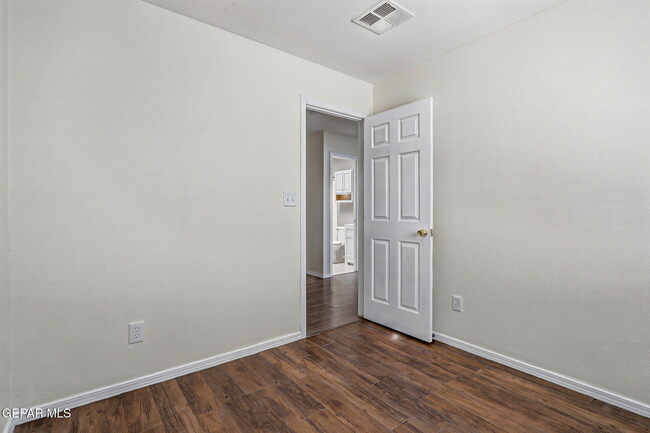 Building Photo - 305 De Palma Pl