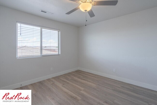 Building Photo - Pet friendly 3 Bedroom Townhome in Washington!