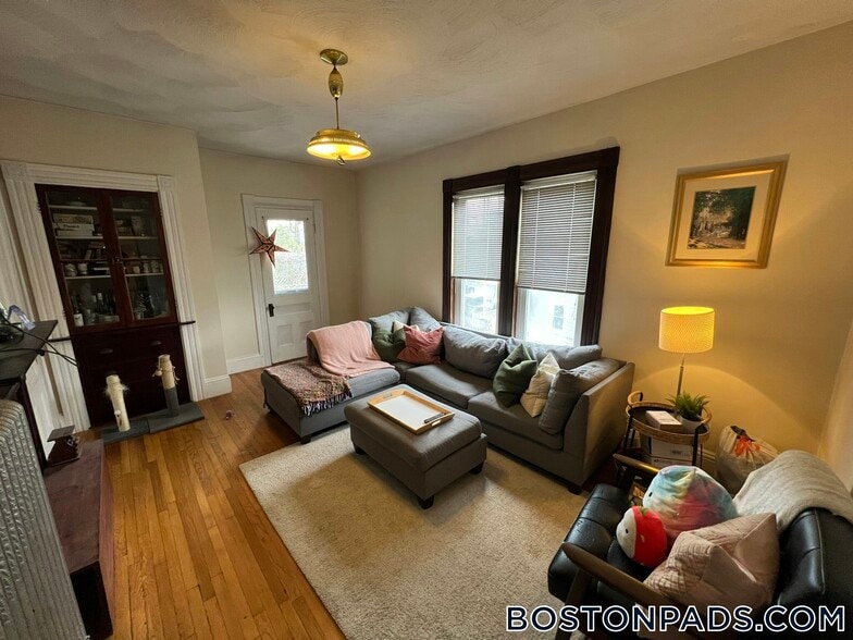 Building Photo - 211 Holland St