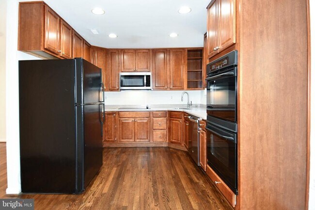 Building Photo - 5175 King Charles Way