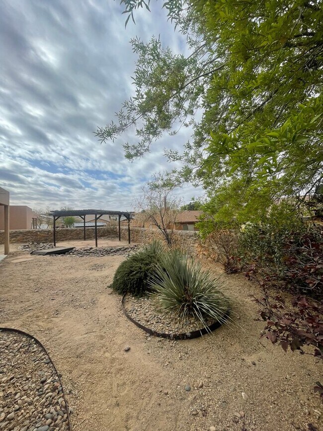 Building Photo - Charming 3 bedroom/2 bathroom Home located in Las Colinas