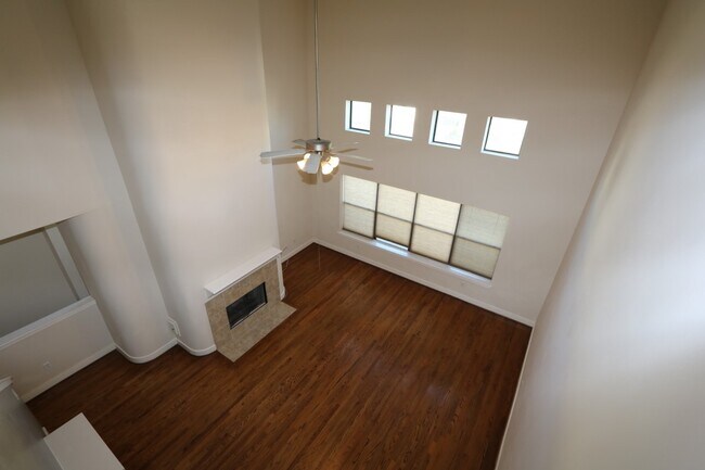 Building Photo - 1046 W 25th St