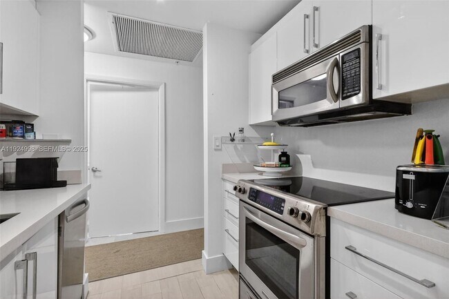 Building Photo - 10275 Collins Ave