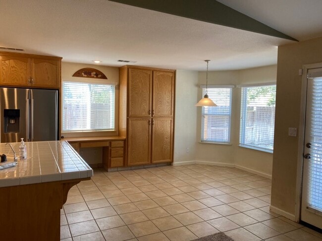 Building Photo - 4 bedroom single story in Manteca!