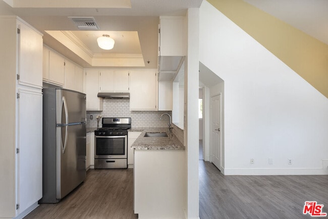 Building Photo - 13801 Oxnard St