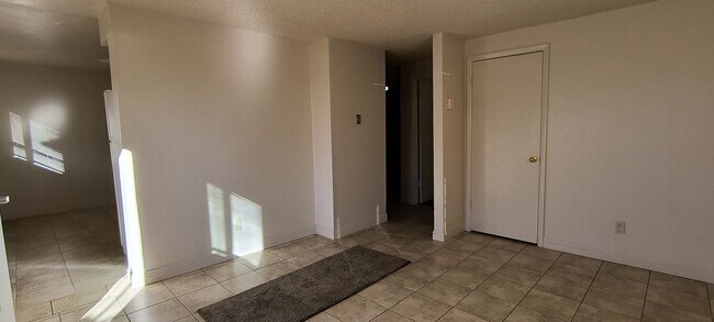 Building Photo - 180 W 895 S