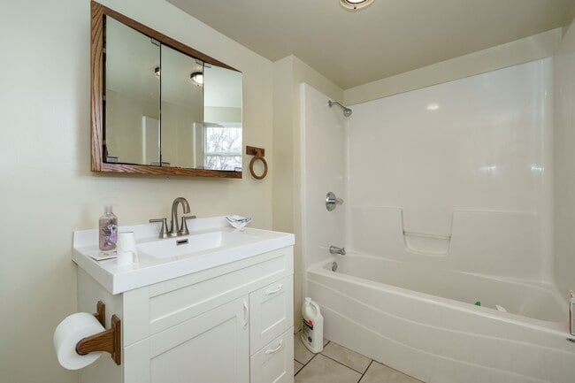 Building Photo - Two Bed One Bath Home in Battle Creek!