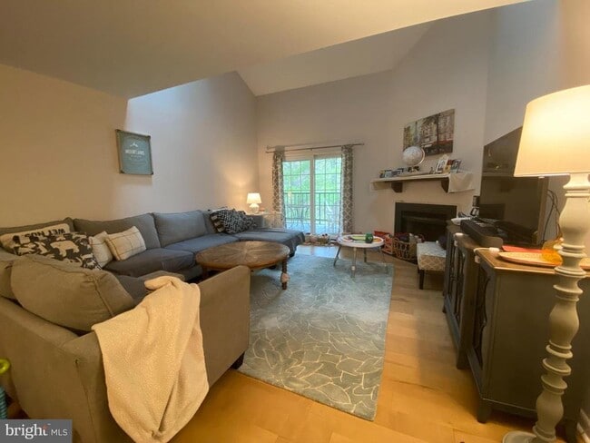 Building Photo - 240 Valley Stream Ln