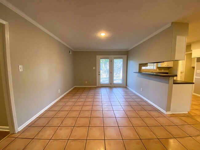 Building Photo - 3 bedroom 2 bathroom near Sycamore View an...