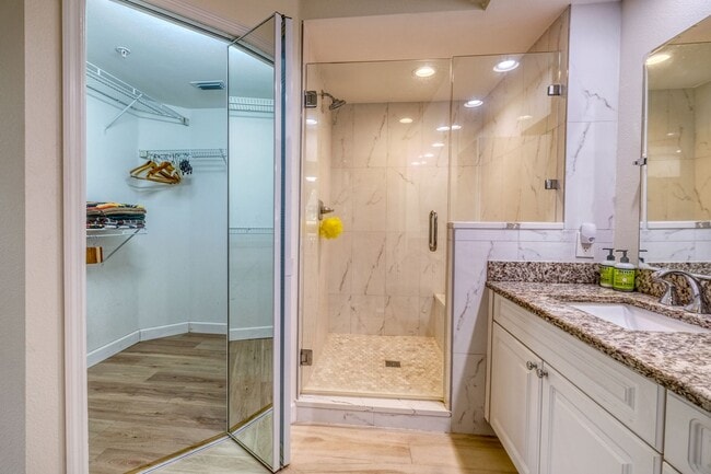 Building Photo - Updated 3 bedroom unit overlooking the Eas...