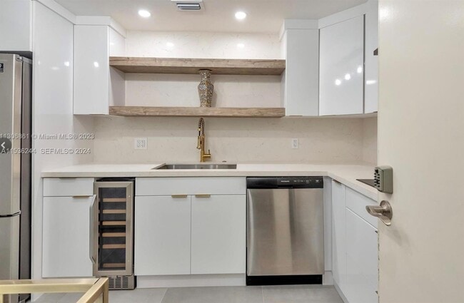 Building Photo - 4001 S Ocean Dr