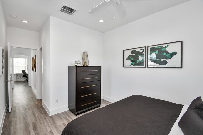 Building Photo - 2006 Laverne Willow Ln