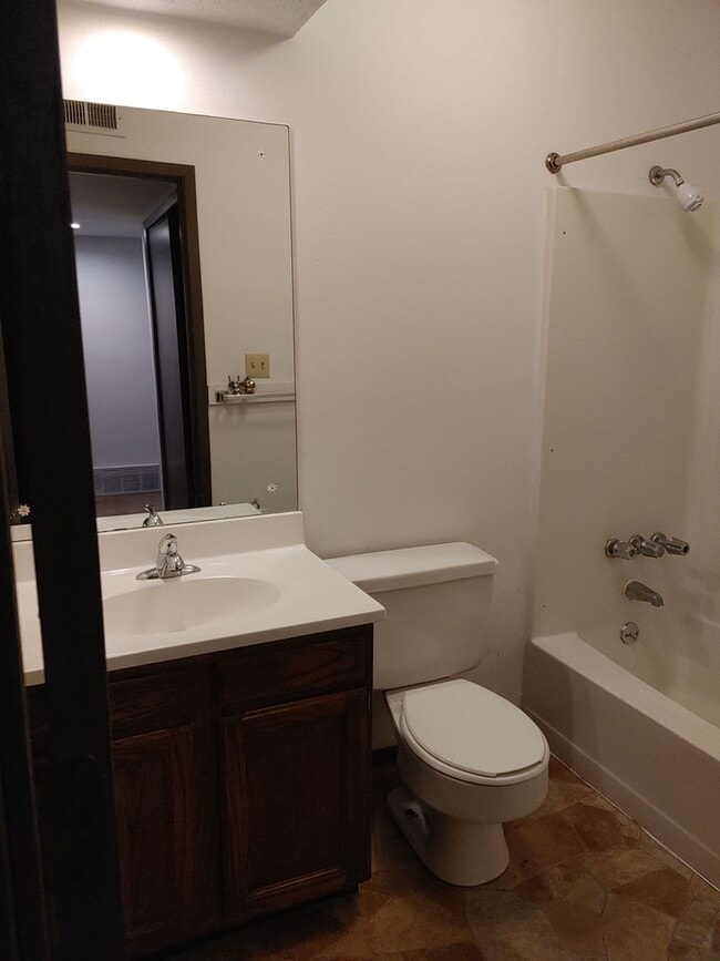 Building Photo - 616 Boxwood Dr