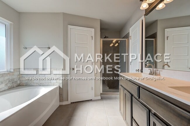 Building Photo - 3914 Wiltshire Dr