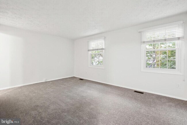 Building Photo - 2916 Bridgehampton Ct