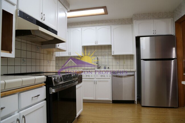 Building Photo - Unique 3 Bed 2 Bath + 2 bonus rooms 1,639 ...