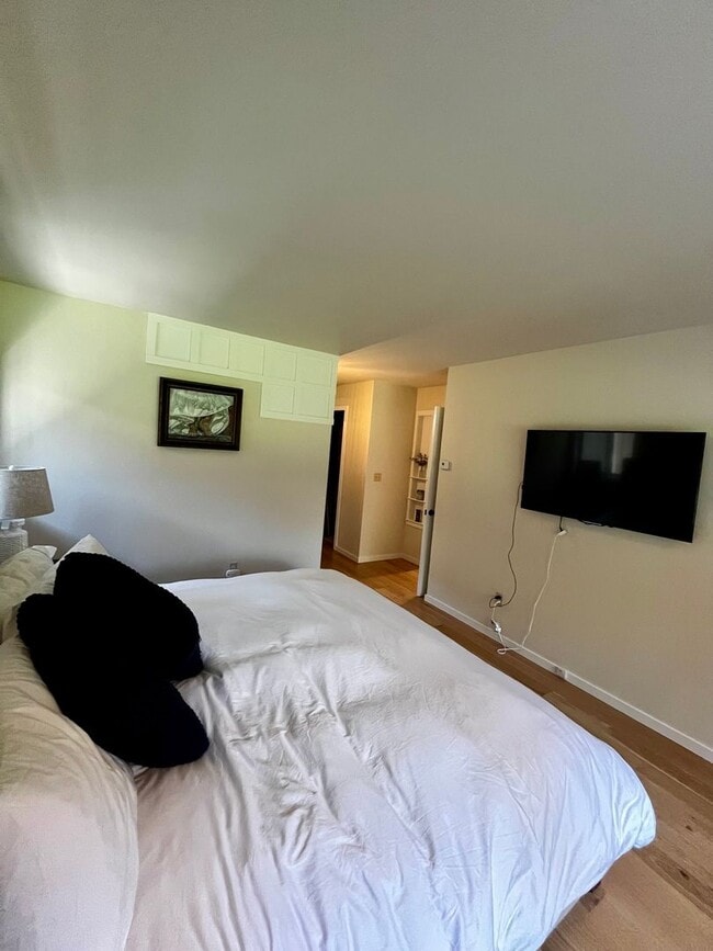Building Photo - Executive Rental on Riverside Country Club...