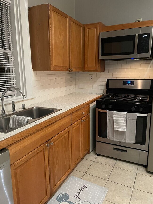 Building Photo - 2 Bedroom Home with Large Backyard Deck