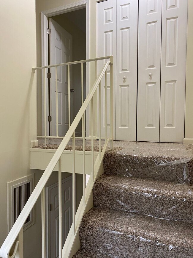 Building Photo - Spacious 3-bedroom, 1.5-bath end-unit townhome located in Edgewood