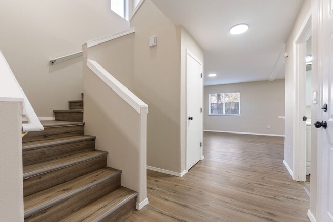 Building Photo - 4 bedroom/2.5 bathroom available in SE Portland