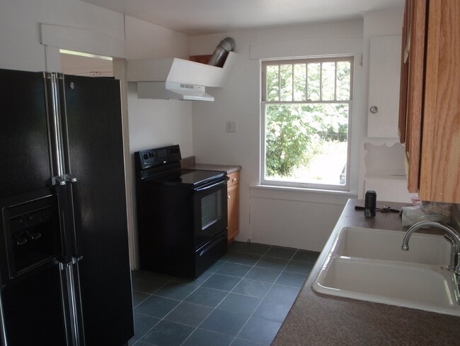 Building Photo - Two story, 7 Bedroom 2 Bath House on South Hill!