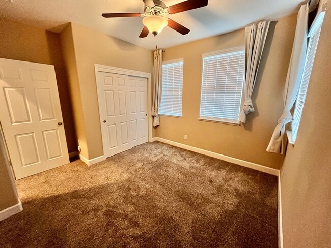 Building Photo - Beautiful 5 bed 3 1/2 bath with SOLAR! Great location!