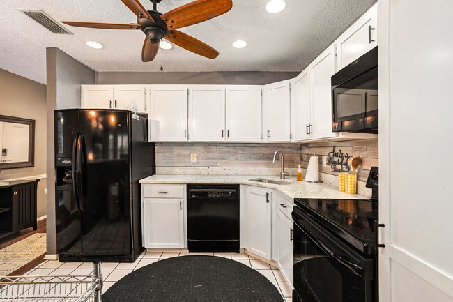 Building Photo - 5727 Biscayne Ct