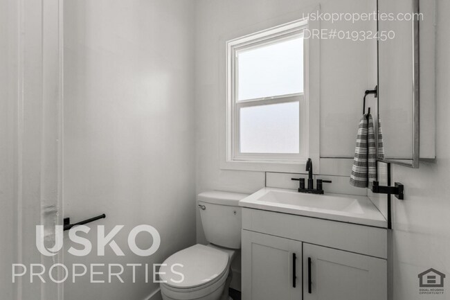 Building Photo - "Charming 4-Bed Retreat in the Heart of Sacramento - 1407 Sq Ft of Comfort!"