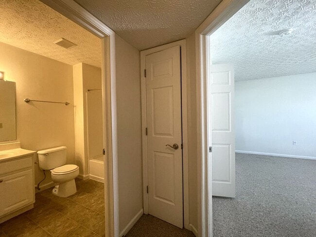Building Photo - 5566 Garden Ridge