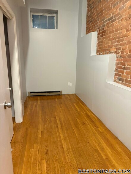 Building Photo - 452 Park Dr