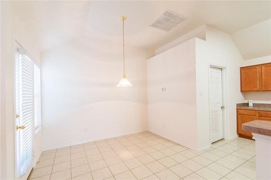 Building Photo - 234 Silvercreek Dr