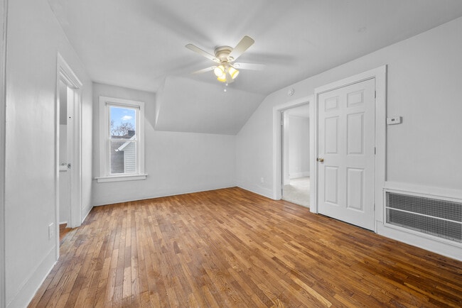 Building Photo - 1033 Helen St NE