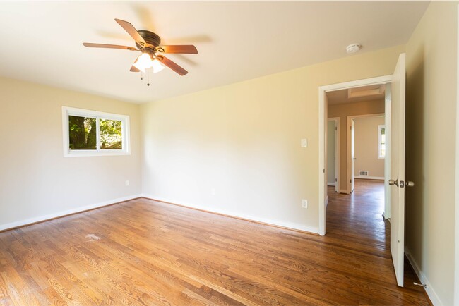 Building Photo - 5 BD 3 BA Oxon Hill, MD home is ideal for ...