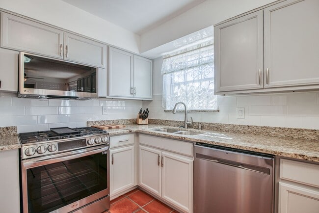 Building Photo - (Completely Furnished) Beautiful 1 bed/1 bath Apartment. With Pool  in the premises.