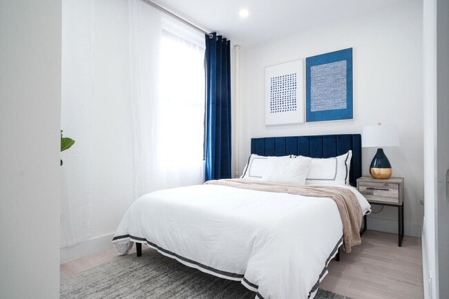 Building Photo - 402 E 11th St