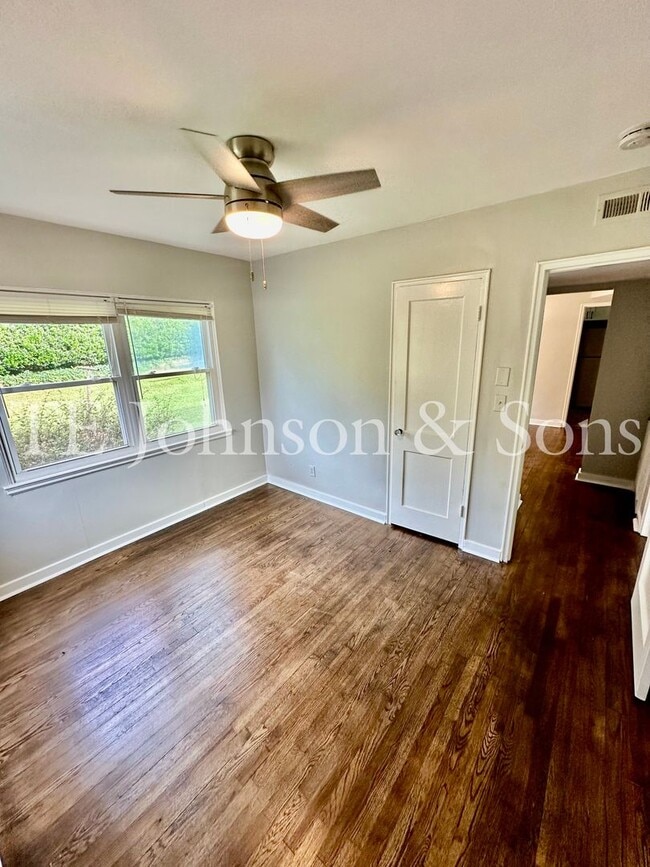 Building Photo - Charming 2 Bedroom Condo in Winston-Salem – Prime Location, Modern Comforts, and Convenience!
