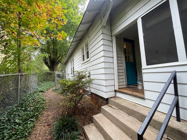 Building Photo - 421 Duke St SW