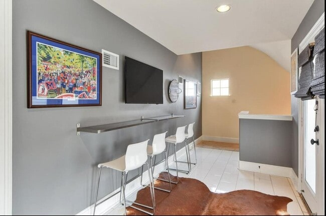 Building Photo - 5307 Lillian St