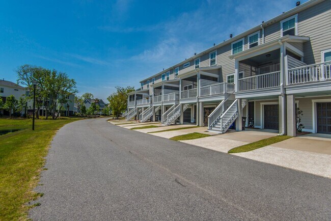 Building Photo - Beautiful Oyster Point Townhome - Mt. Pleasant