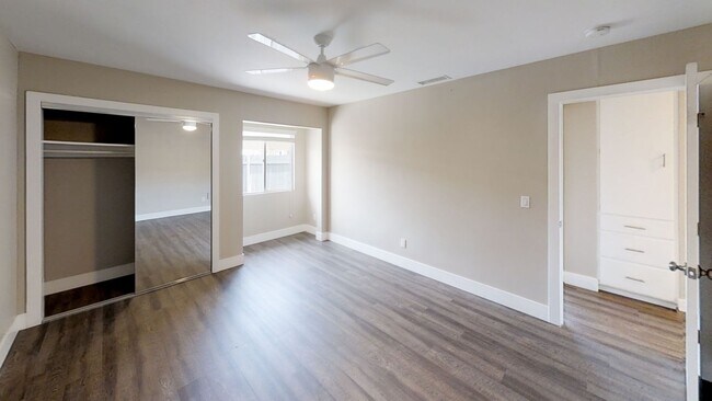 Building Photo - Large House, Great for Big Group! Close to...