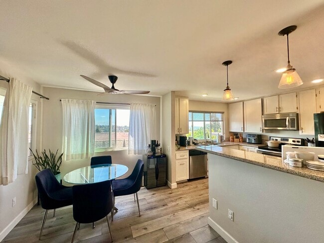 Building Photo - Spacious 3 Bedroom Townhome near USD!! Par...
