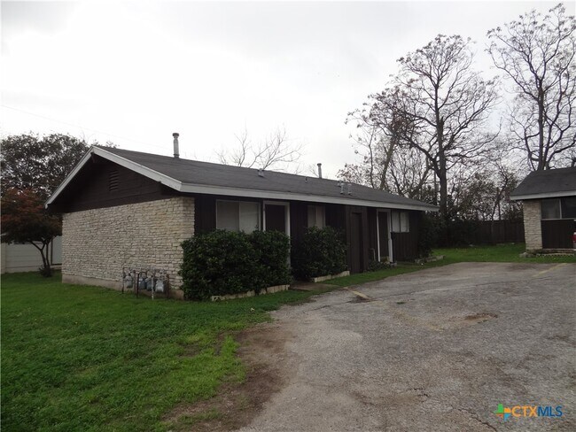 Primary Photo - 1239 N LBJ Dr