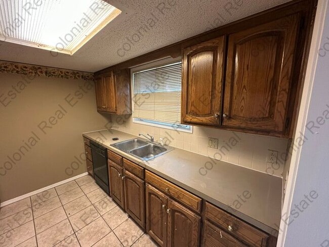 Building Photo - Spacious 2 Bed 2 Bath Duplex, washer/dryer...
