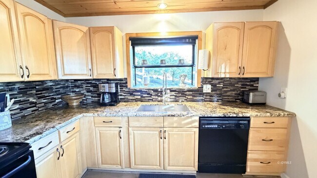 Building Photo - Large Home with Views