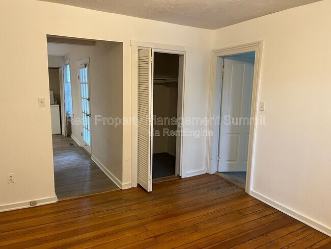 Building Photo - 401 N Augusta St