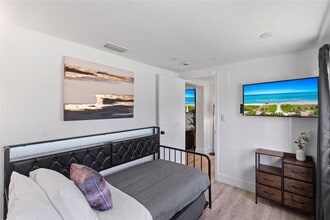 Building Photo - 719 NE 36th St