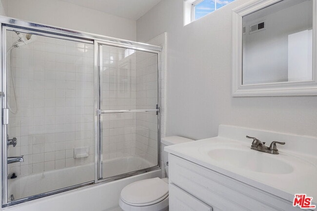 Building Photo - 10627 Moorpark St