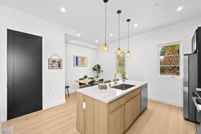 Building Photo - Bright and Spacious Newly Renovated Townhome | 5 Bedroom | 5 Bathroom | Parking Included